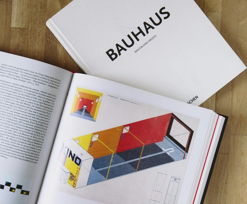 Photo 
d'un livre sur le Bauhaus par Magdalena Droste accompagné d'une illustration d'une pièce colorée